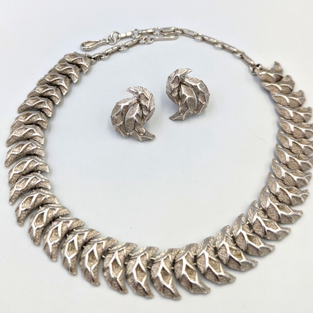 Vintage Coro Silver Tone Set Clip Earrings & Choker Wavy Links Necklace Brushed